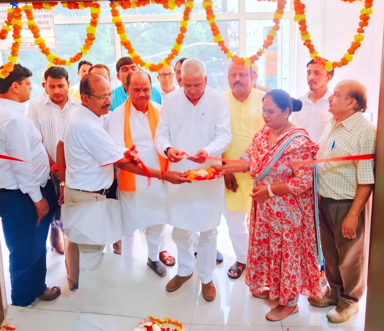 मेडिकल कॉलेज में प्रधानमंत्री के जन्मदिन पर रक्तदान शिविर का उद्घाटन करते प्रभारी मंत्री मयंके