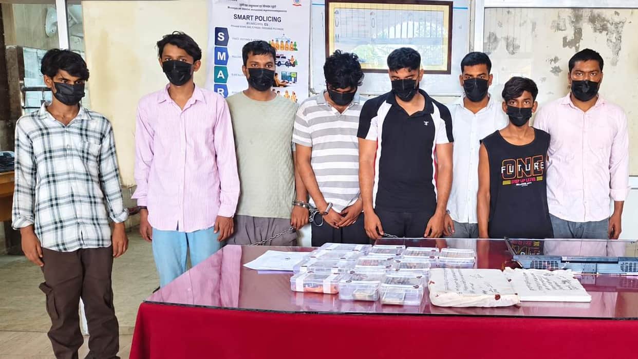 Recced locked houses during the day, committed theft at night; eight arrested.