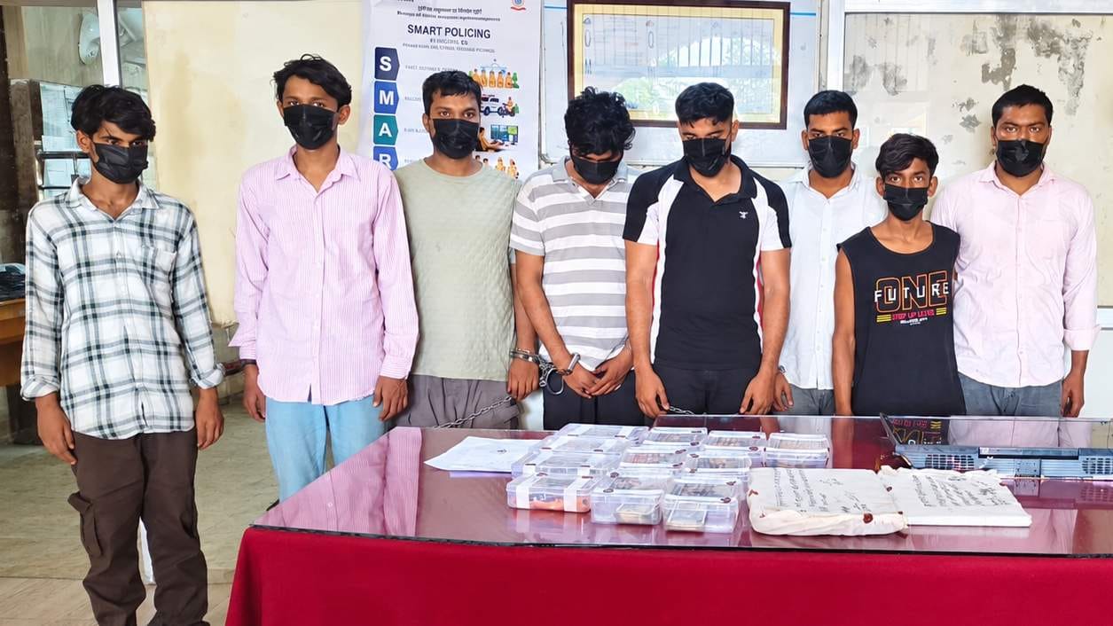 मुगलसराय कोतवाली पुलिस के गिरफ्त में चोरी के आरोपी। स्रोत:-जागरूक पाठक