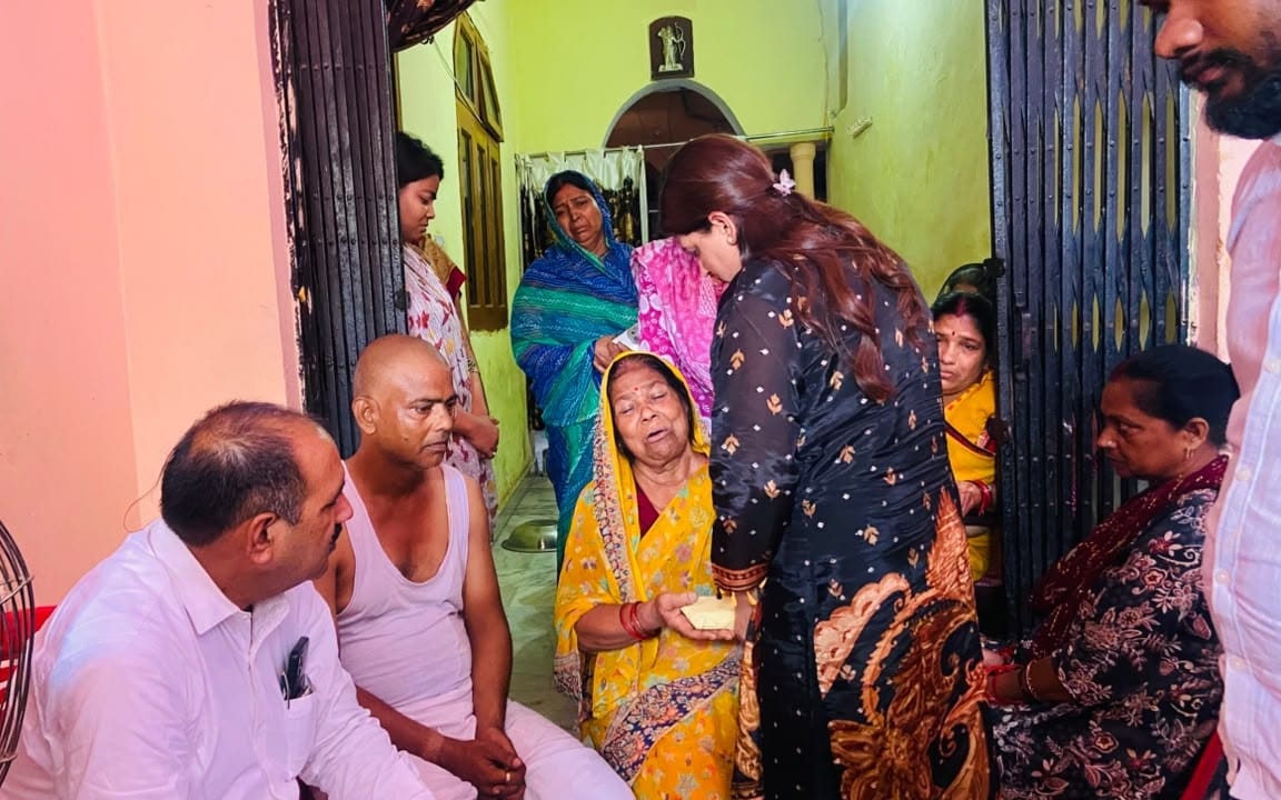 SP provided financial assistance of 1 lakh rupees to Magan Bihari's family