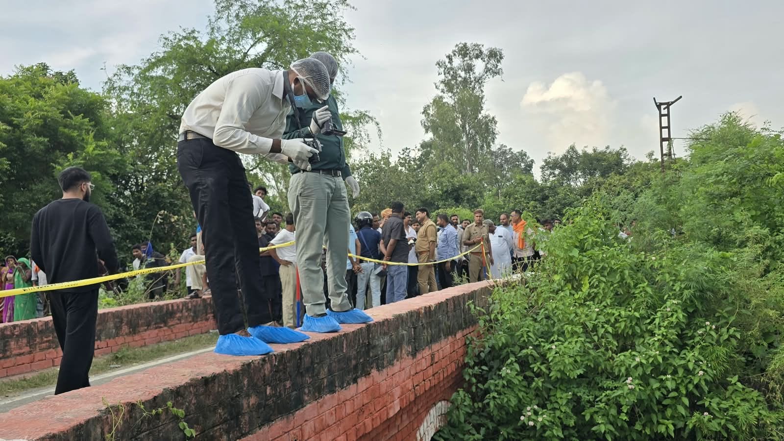 मोहनलालगंज-निगोहां पुलिस के बीच सीमा विवाद को सुलझाने के लिए पैमाइश करतीं लेखपाल।
