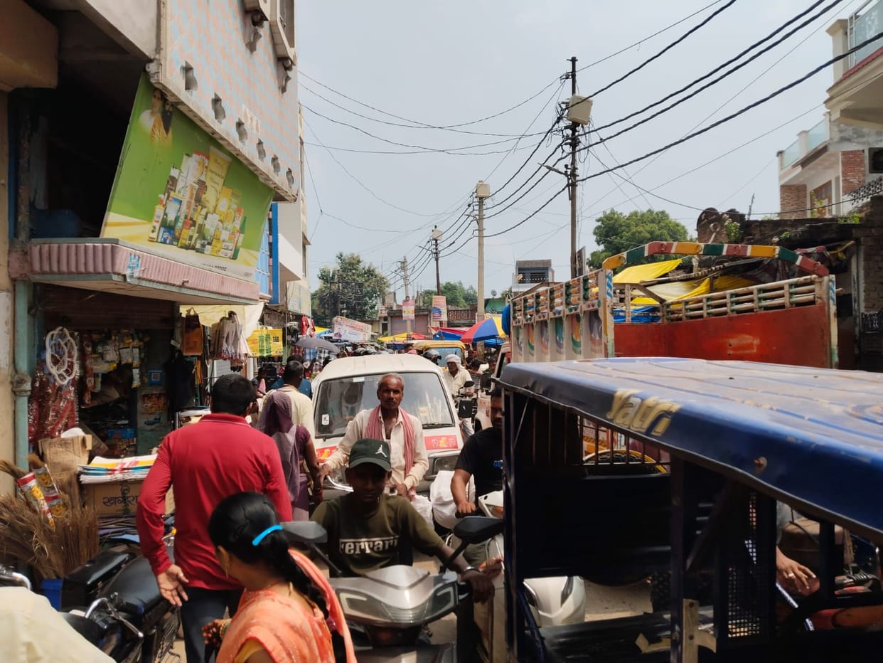 People in Mehdawal facing traffic jams due to encroachment.