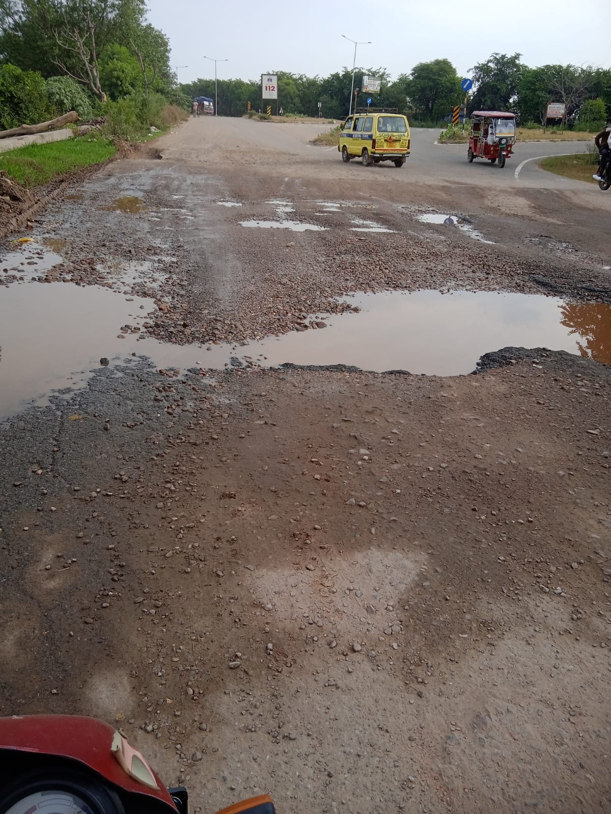 मुख्य मार्ग पर गहरा गड्ढा। संवाद