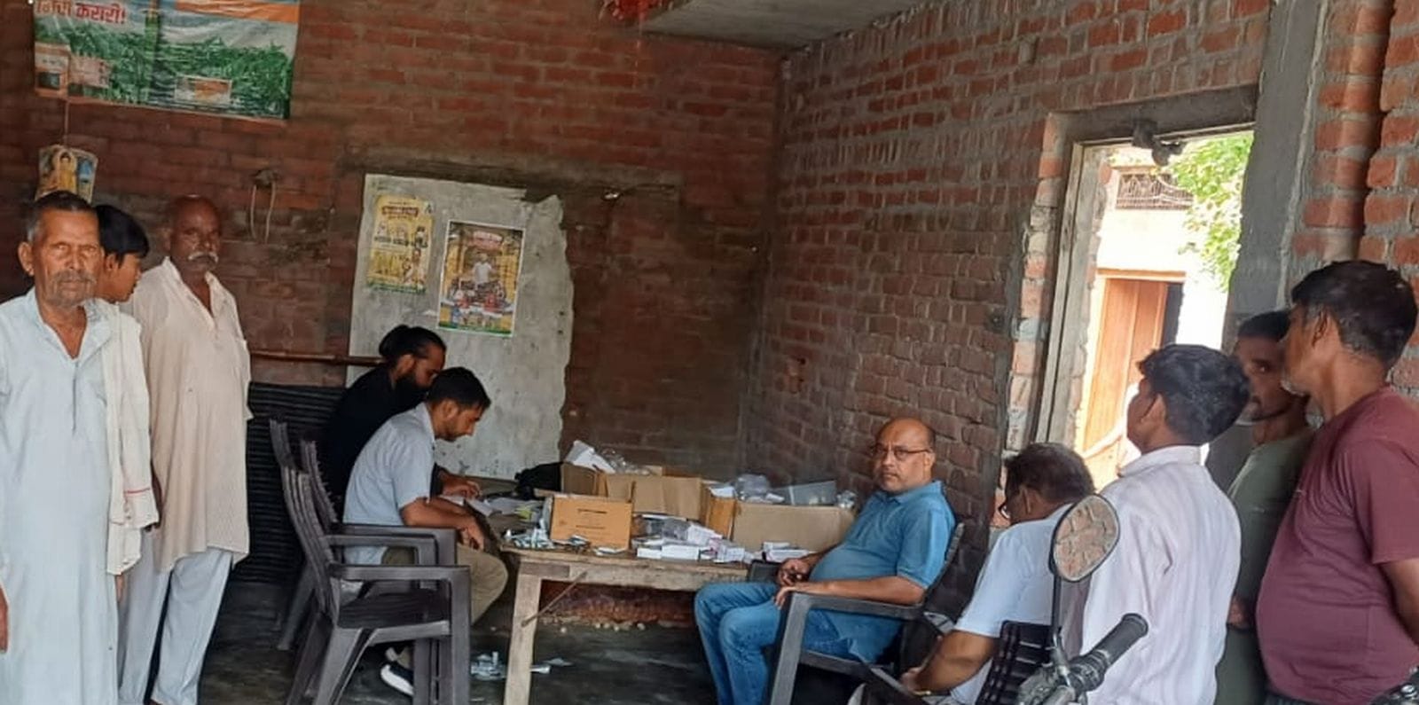 मनवा शिविर में स्वास्थ्य परीक्षण करती टीम। संवाद