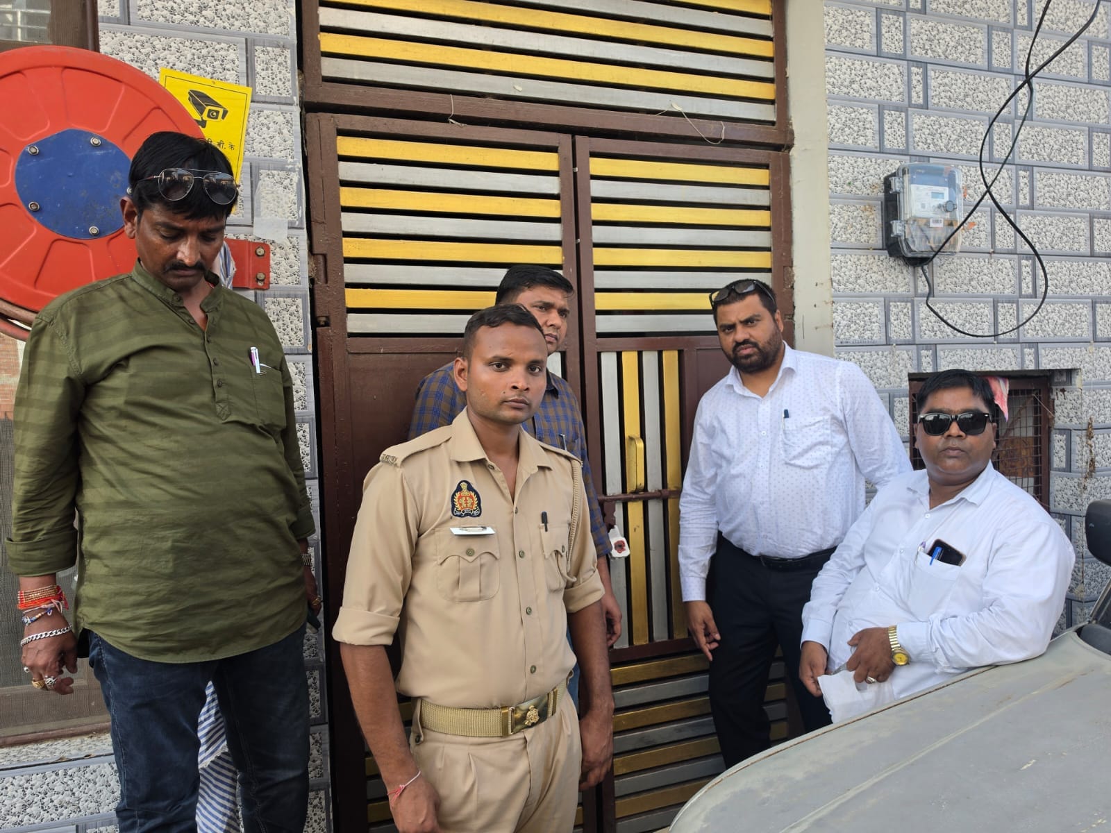 मदनापुर में अस्पताल को सील करते डॉ.इरफान। स्रोत: विभाग
