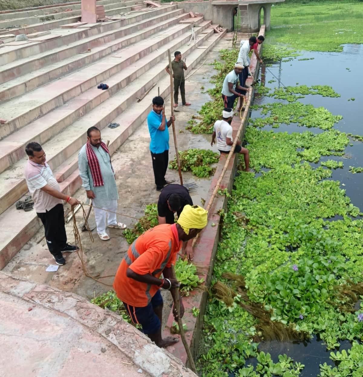 नगर के झारखंडी सरोवर की सफाई करते भाजपा पदाधिकारी।