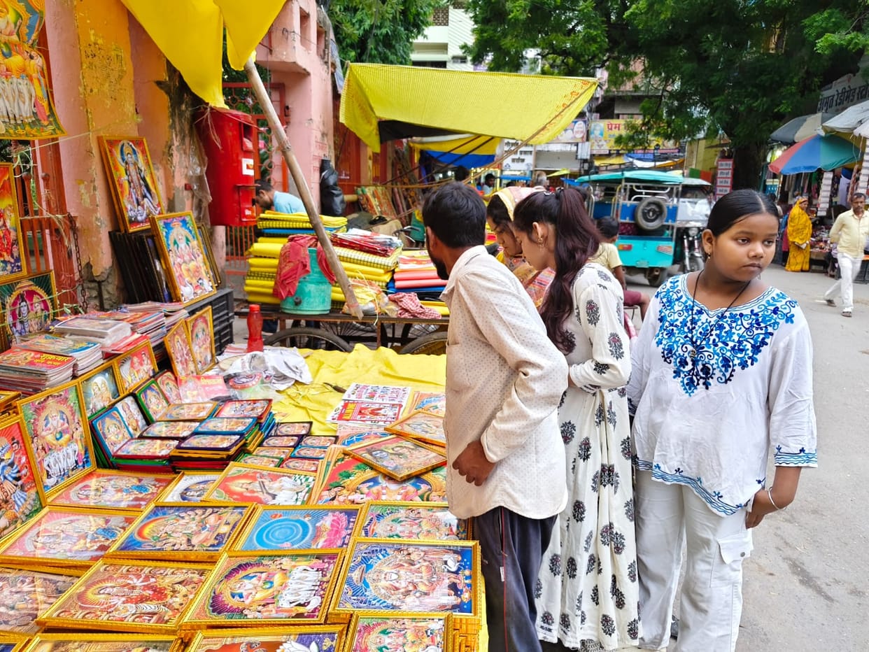 Divine architect Vishwakarma will be worshipped today; crowds have gathered in the markets to purchase worship materials.