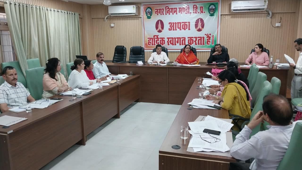 नगर निगम मंडी की साधारण बैठक में चर्चा करते हुए पार्षद व अधिकारी। संवाद