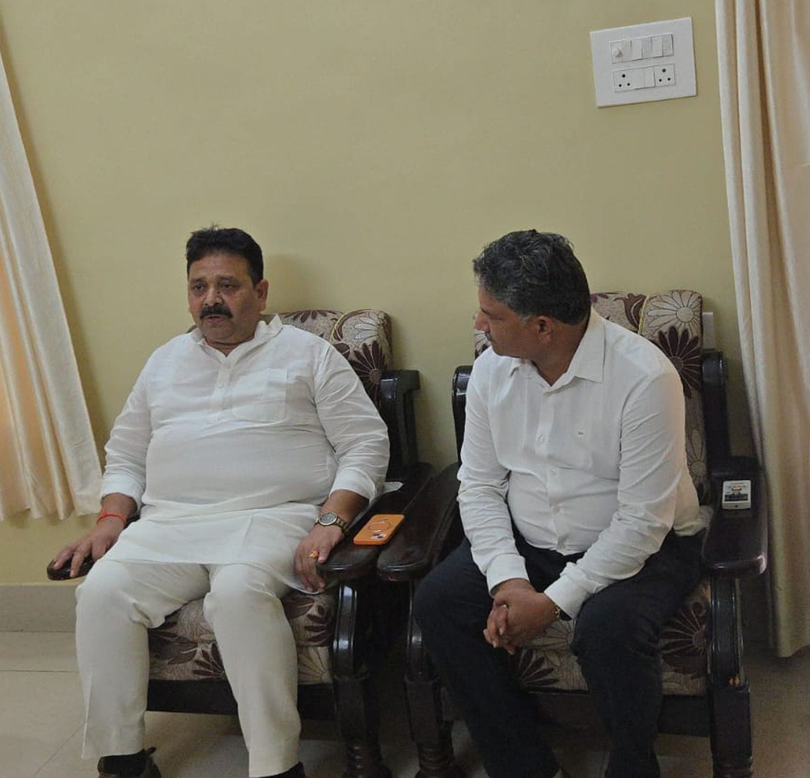  निरीक्षण भवन में नई व्यवस्था की जानकारी देते प्रदेश के स्टाम्प एवं पंजीयन मंत्री रवींद्र जायसव