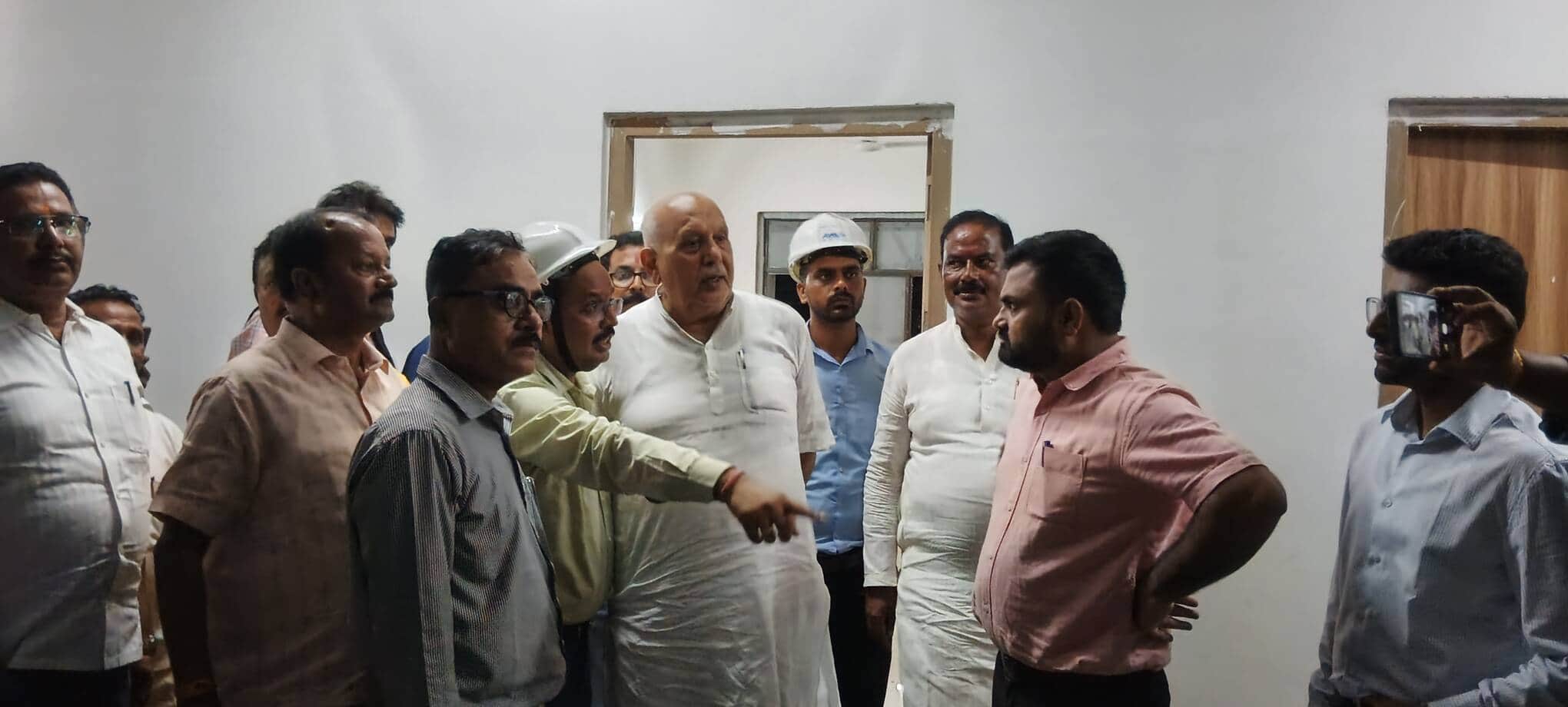 निर्माणाधीन कृषि एवं प्रौद्योगिकी विश्वविद्यालय के छात्रावास का निरीक्षण करते कृषि मंत्री सूर्य