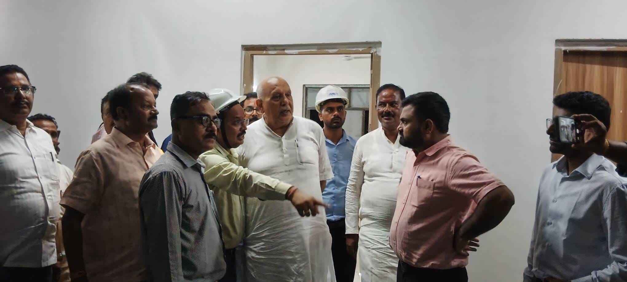 निर्माणाधीन कृषि एवं प्रौद्योगिकी विश्वविद्यालय के छात्रावास का निरीक्षण करते कृषि मंत्री सूर्य