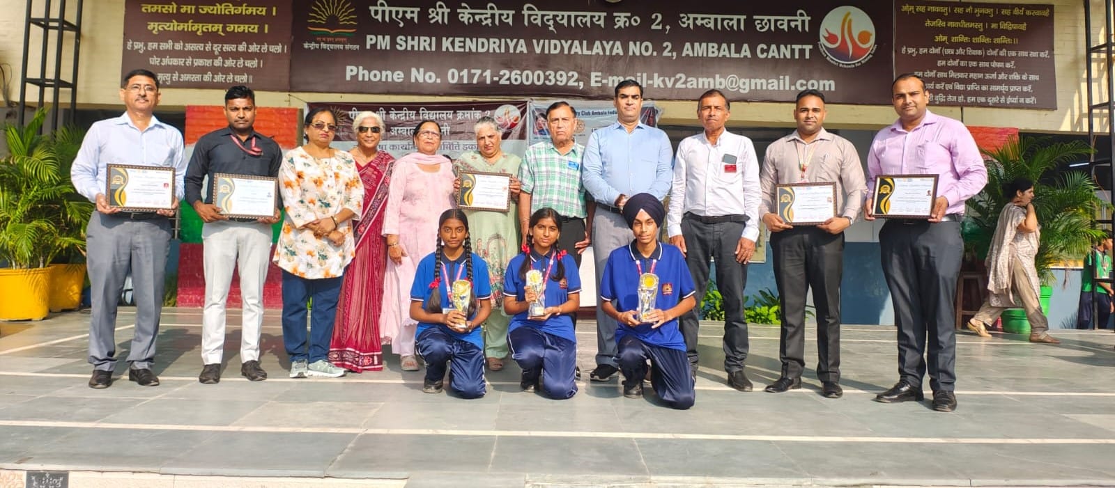 नेशन बिल्डर अवार्ड से सम्मानित शिक्षकगण, छात्र व मौजूद रोटरी क्लब के पदाधिकारी। स्कूल