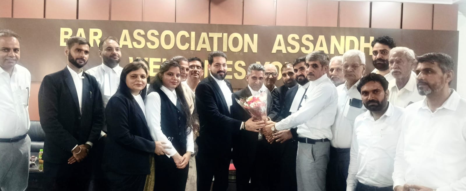 नवनिर्वाचित अध्यक्ष नरेंद्र शर्मा को सम्मानित करते असंध  बार एसोसिएशन के सदस्य। संवाद