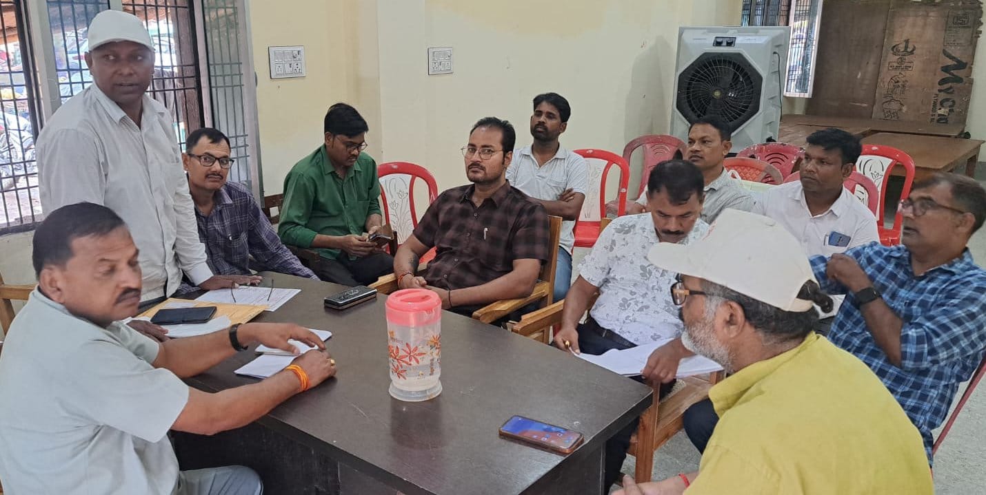 पीडब्ल्यूडी कार्यालय परिसर में बैठक करते कर्मचारी। संगठन