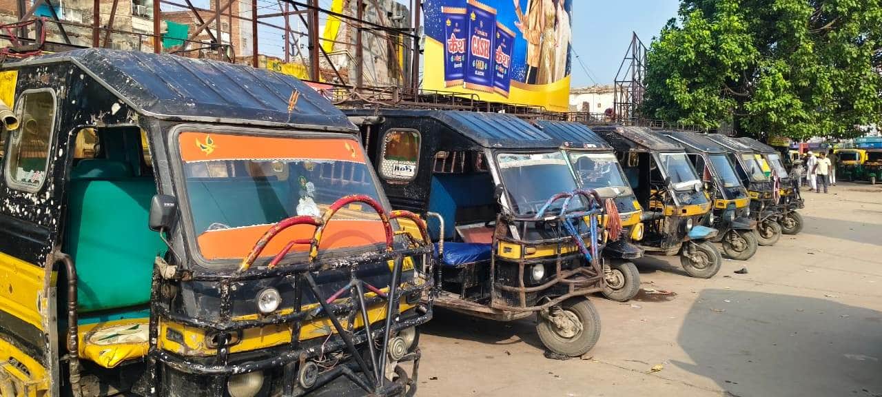 पीडीडीयू नगर के सर्कुलेटिंग एरिया में खड़े विक्रम। संवाद
