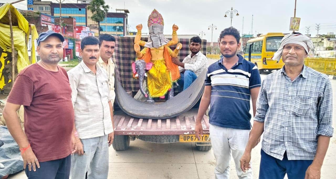 पीडीडीयू नगर से विश्वकर्मा प्रतिमा ले जाते भक्त। संवाद