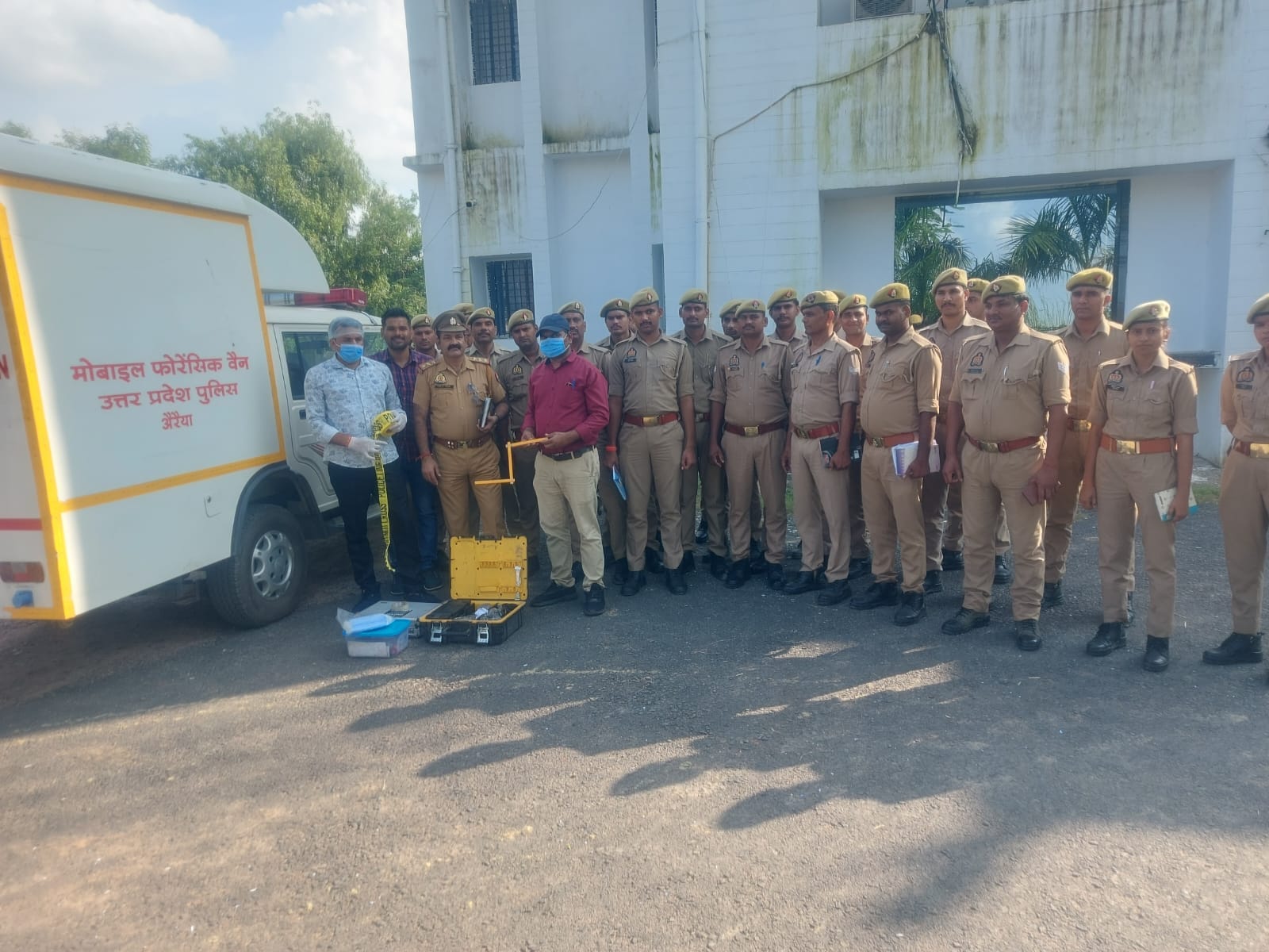 पुलिस अधीक्षक कार्यालय के बाहर मौजूद फॉरेंसिक टीम। स्रोत:पुलिस
