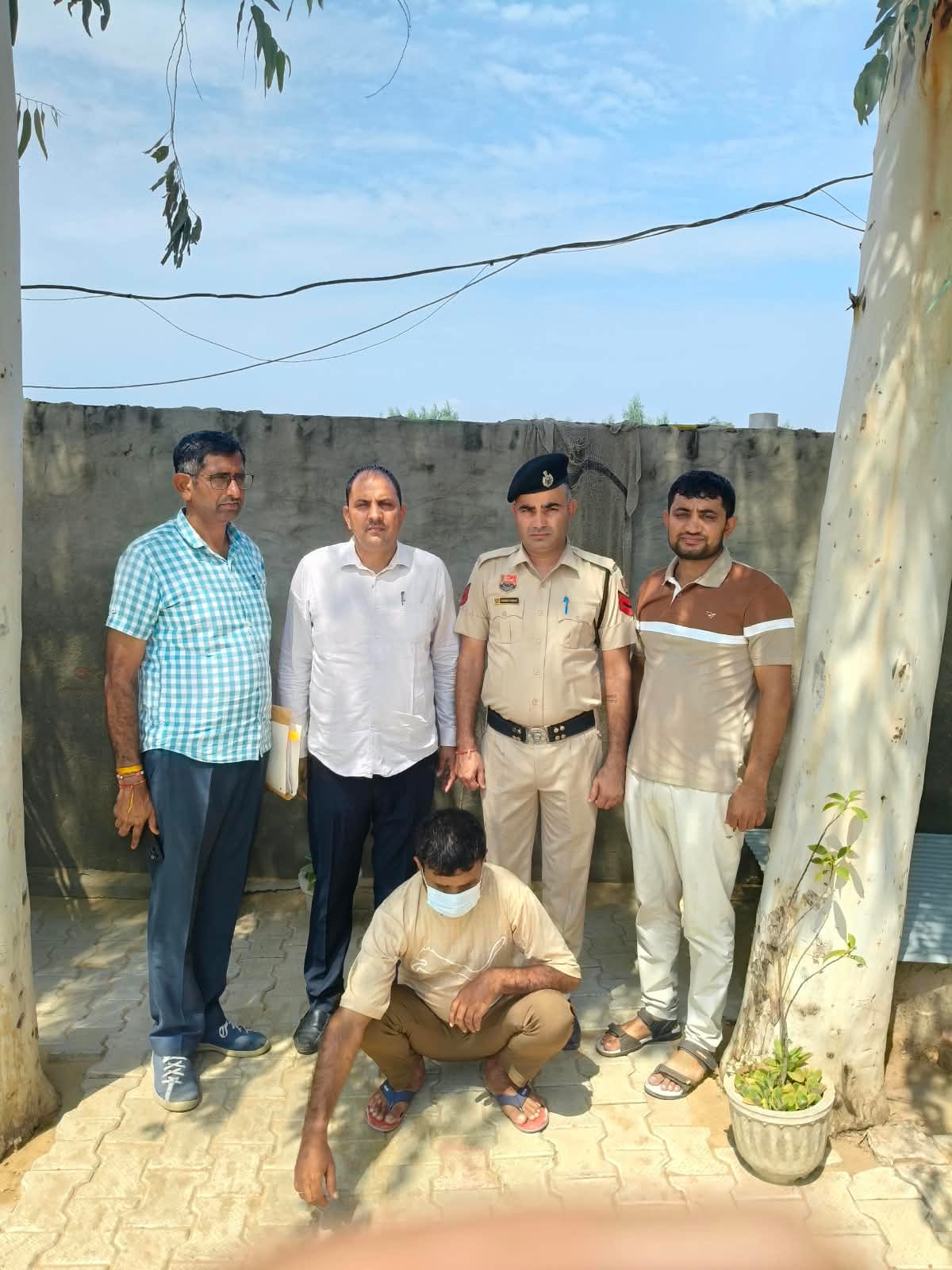 पुलिस द्वारा पकड़ा गया आरोपी। 