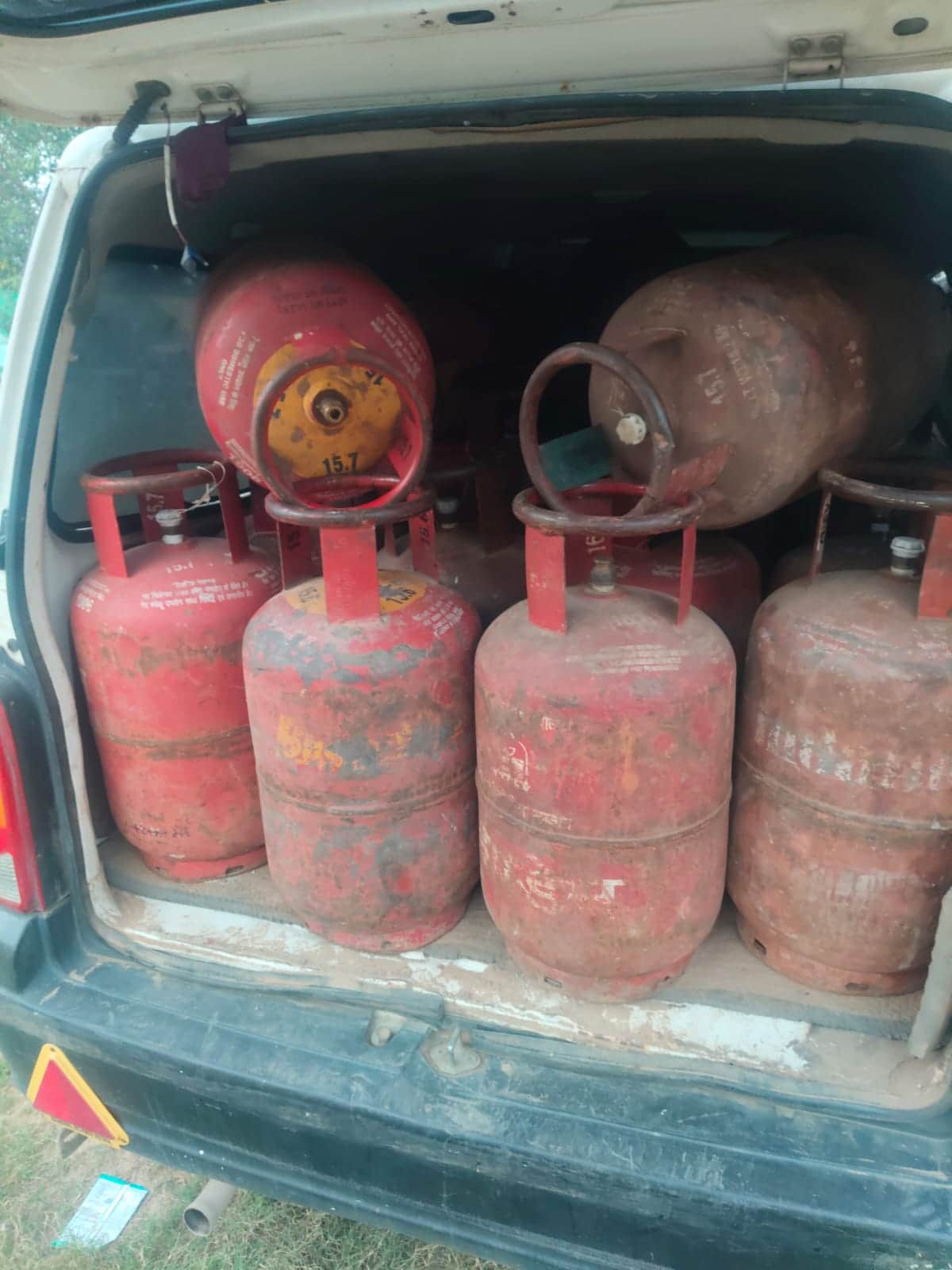 पुलिस द्वारा पकड़े गए वाहन में भरे घरेलू सिलिंडर।