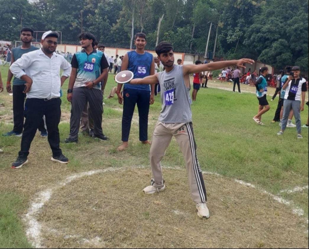 Raunak and Vanshika Pal from Sitapur top the 100-meter race