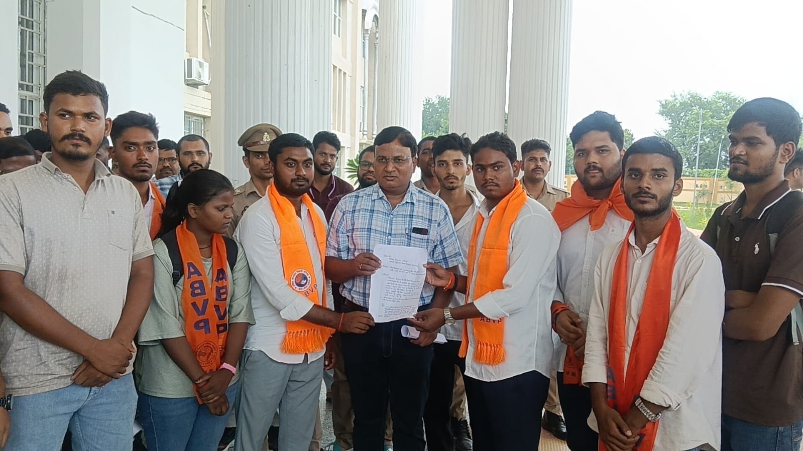परीक्षा नियंत्रक को ज्ञापन सौंपते एबीवीपी के कार्यकर्ता। स्रोत-संगठन