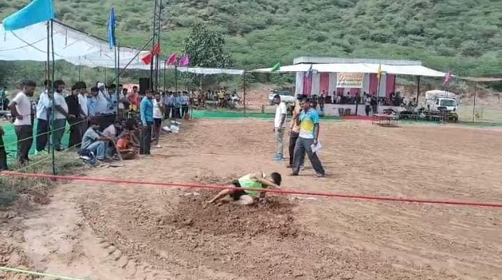 प्रतियोगिता में भाग लेते खिलाड़ी। स्रोत: ग्रामीण