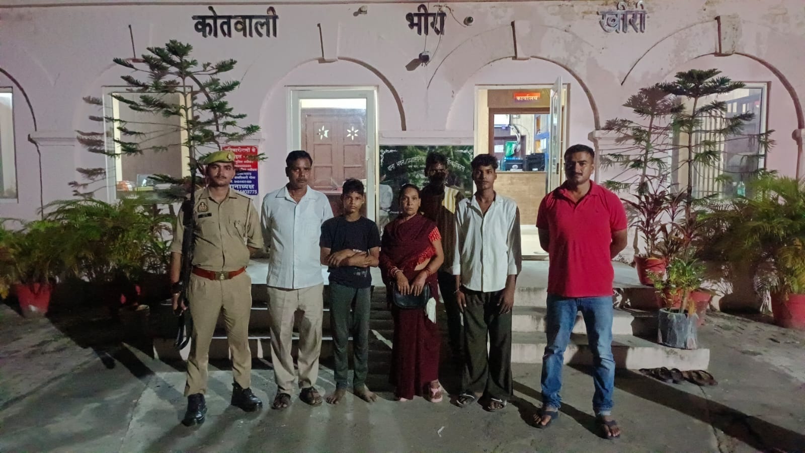 परिवार के साथ किशोर। स्रोत: पुलिस