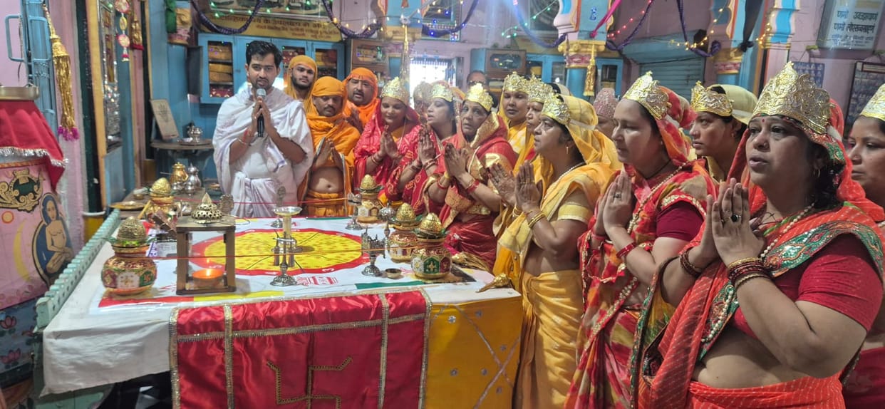 Paryushan Parv began with Abhishek and Shanti-dhara.