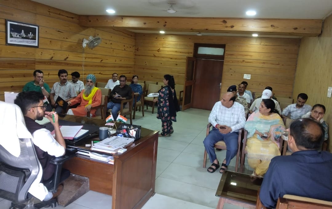 पांवटा साहिब में होने वाले राज्य स्तरीय यमुना शरद महोत्सव को लेकर बैठक की अध्यक्षता करते हुए एस