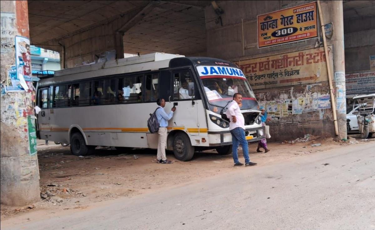 रॉबर्ट्सगंज रोडवेज बस स्टेशन के समीप खड़ी प्राइवेट बस। संवाद