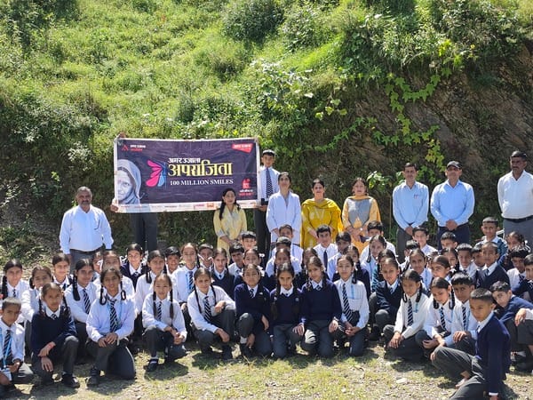 राजकीय उच्च पाठशाला ढलोग में अमर उजाला फाउंडेशन की ओर से आयोजित अपराजिता-100 मिलियंस स्माइल कार