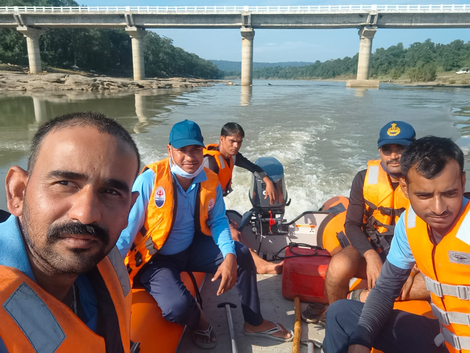 रेस्क्यू के दौरान टीम