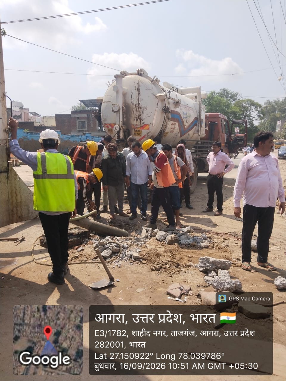 सफाई करती टीम। 