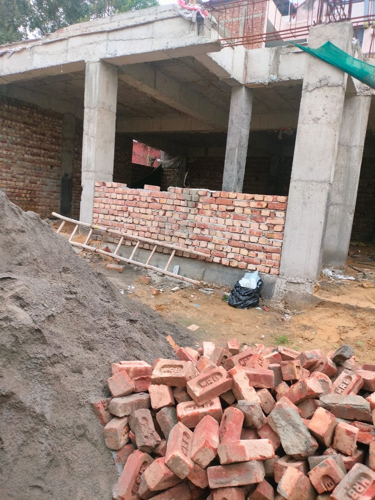 सील की गई बिल्डिंग में फिर से शुरू किया गया निर्माण।