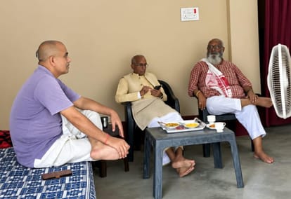 सुरेंद्र सिंह के आवास पर शोक संवेदना व्यक्त करने पहुंचे राम मंदिर ट्रस्ट के पूर्व महामंत्री चंप