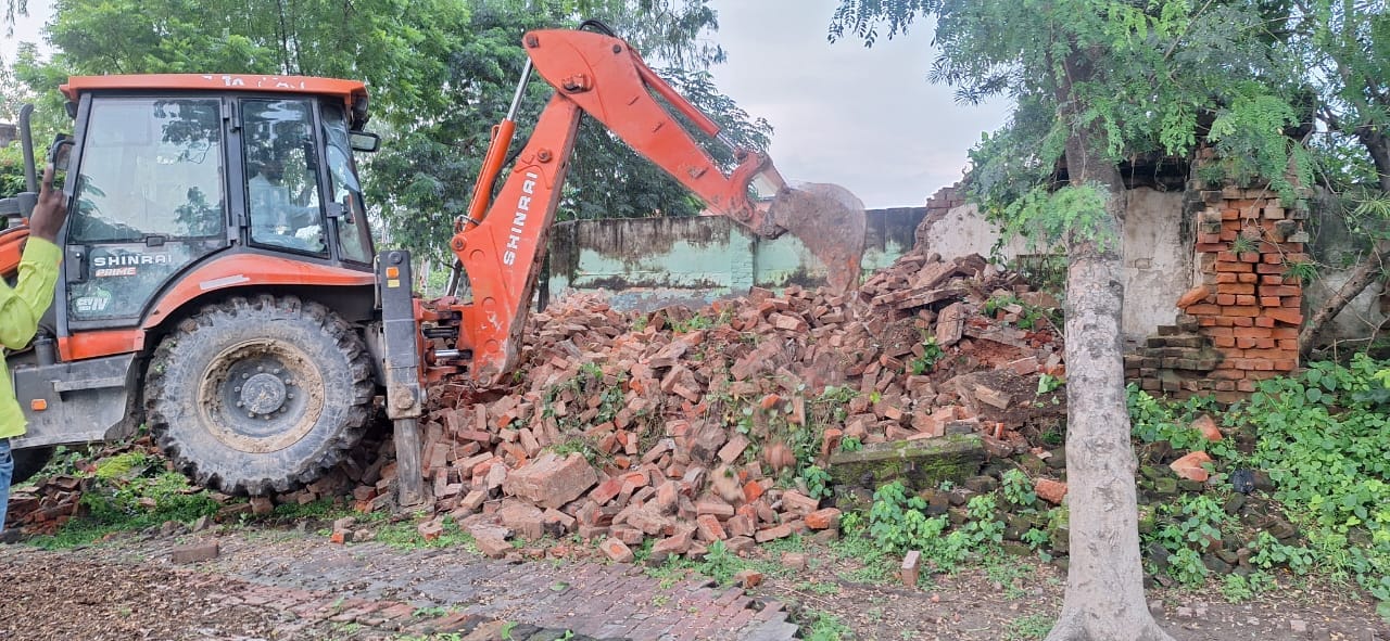 सादात में जेसीबी मशीन से धवस्त किया जा रहा संस्कृत महाविद्यालय के भवन। संवाद