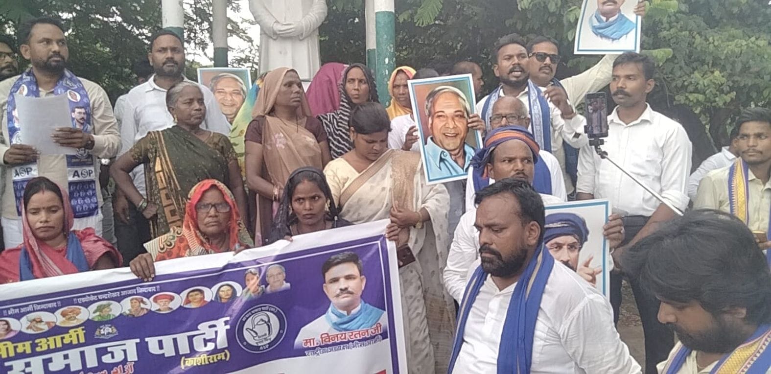  सड़क पर प्रदर्शन करते भीम आर्मी भारत एकता मिशन के कार्यकर्ता। स्रोत-सोशल मीडिया