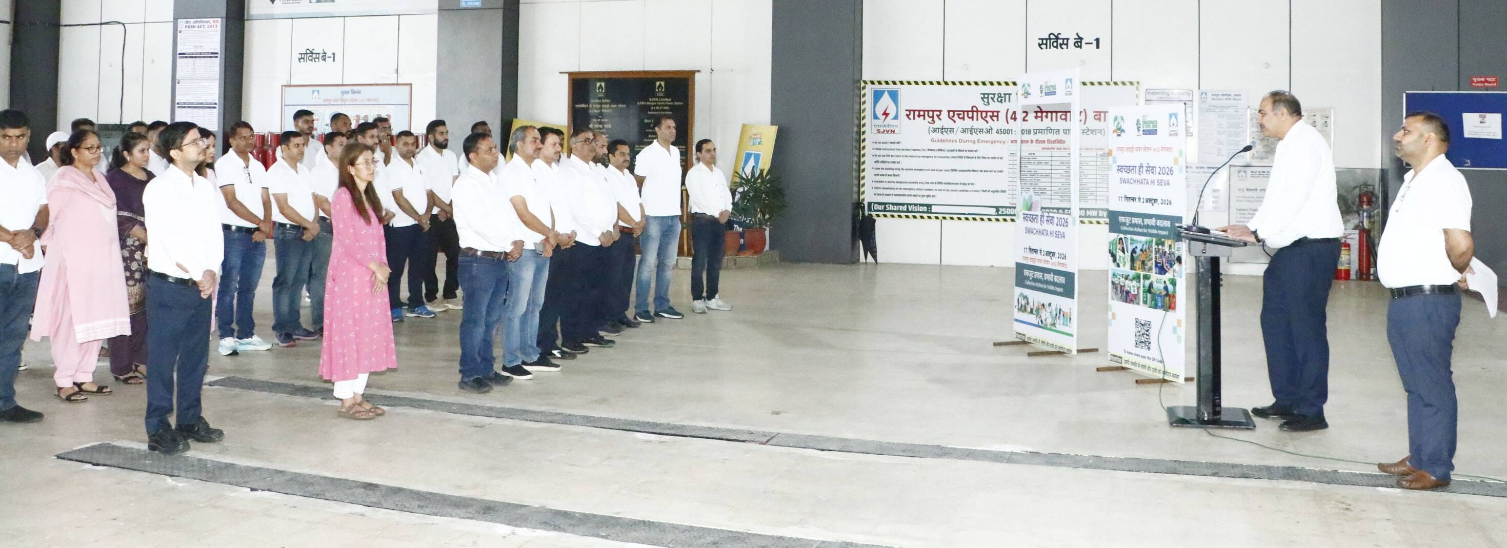 स्वच्छता पखवाड़े के शुभारंभ अवसर पर अधिकारियों और कर्मचारियों  को स्वच्छता की शपथ दिलाते  रामपु