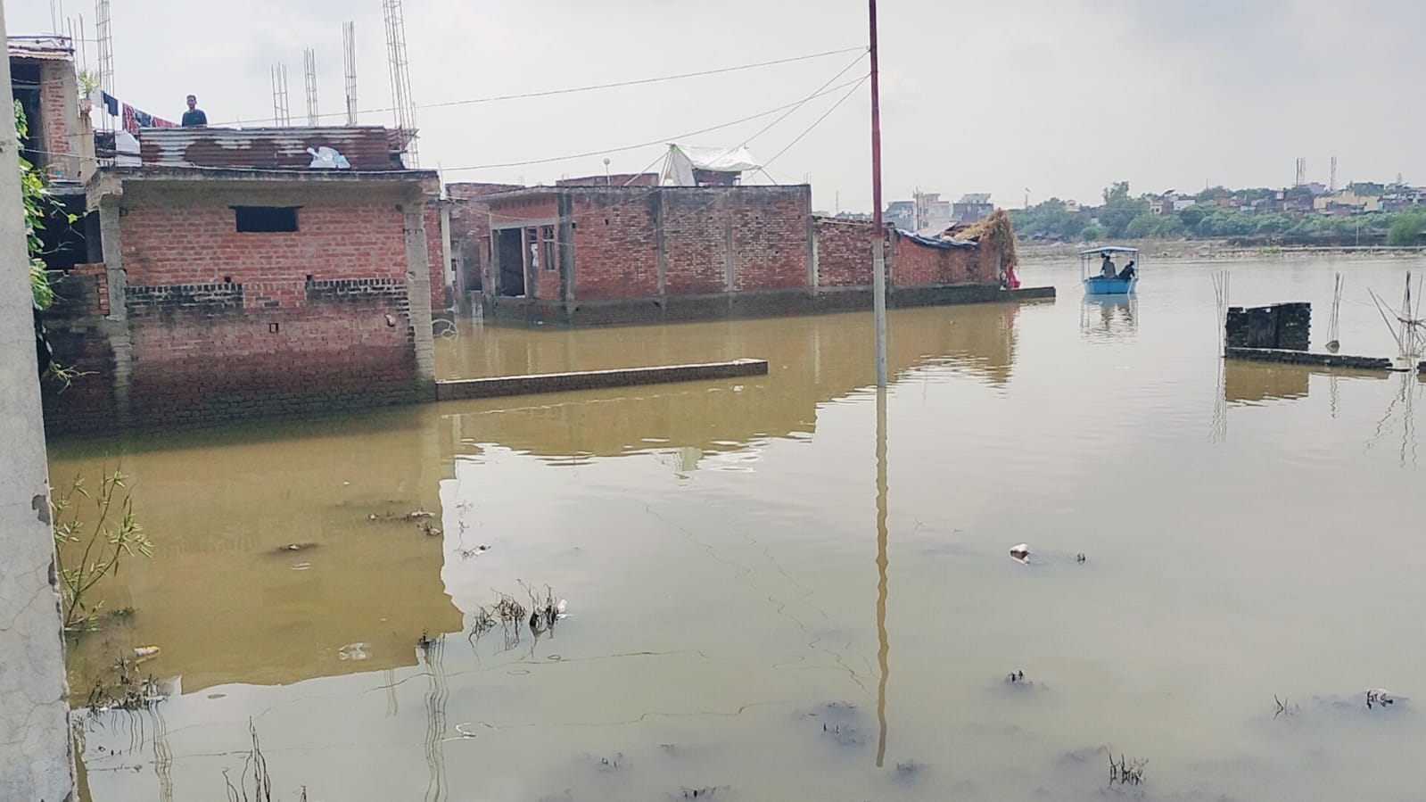 शाहजहांपुर में लोधीपुर में बाढ़ से घिरे मकान। संवाद