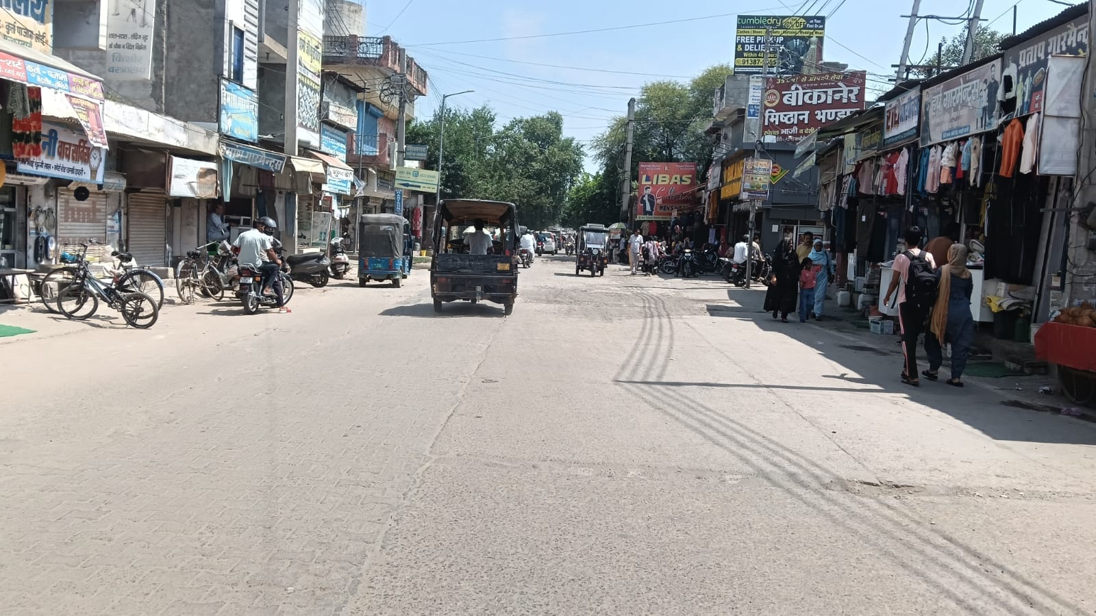 शहर के भगवान परशुराम चौक से तिकोना पार्क जाने वाली सड़क, जिसका सीसी से निर्माण होना है।