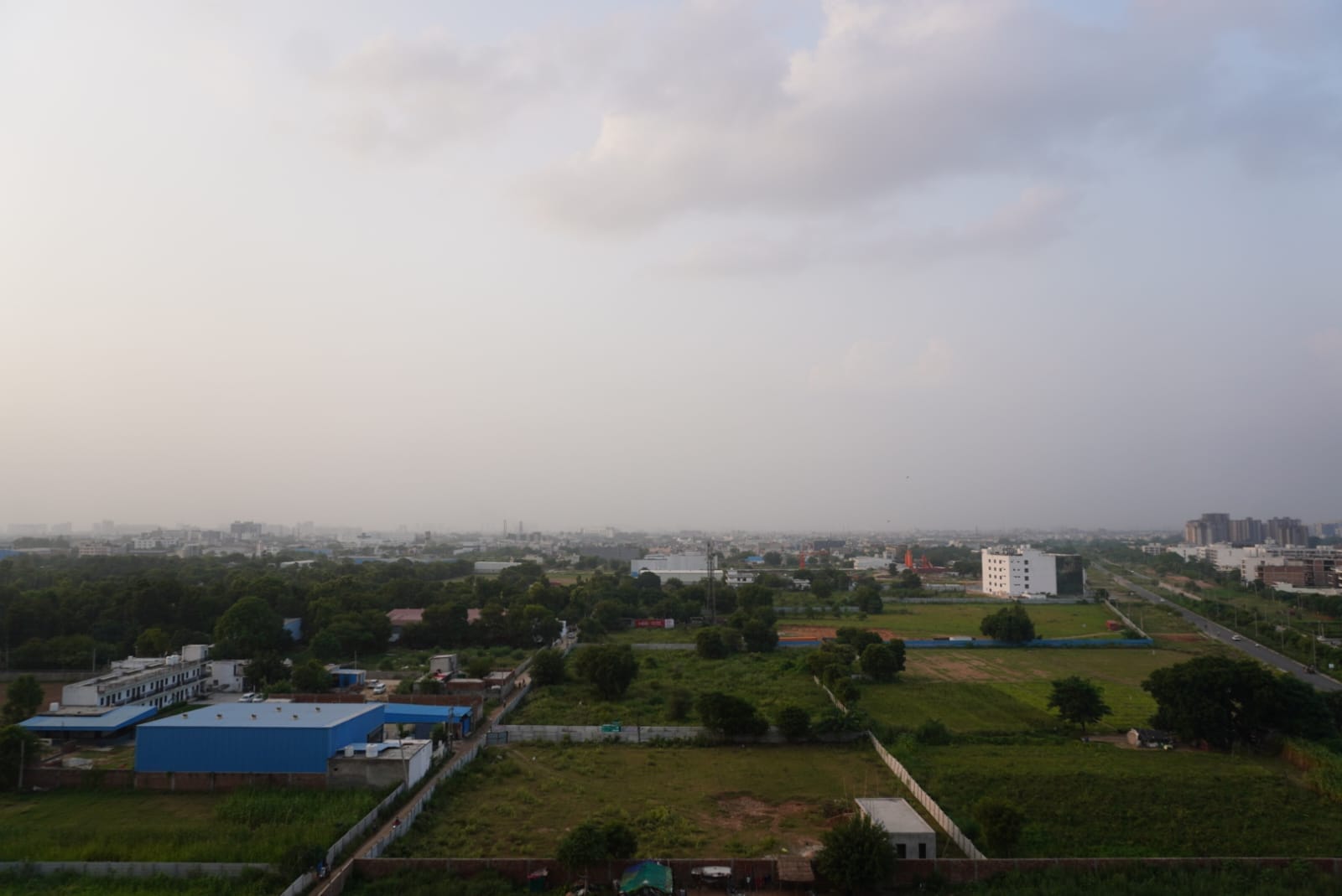 शाम के समय शहर में छाए बादल । संवाद