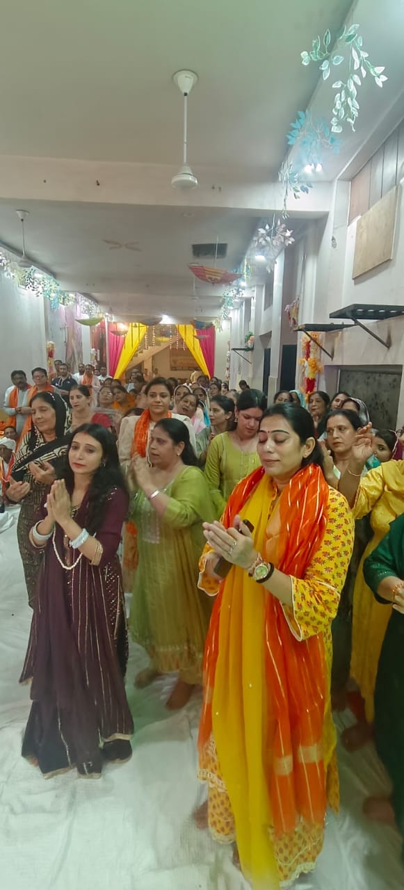 श्री अवध धाम में कथा में झूमती श्रद्धालु। स्रोत : मंदिर