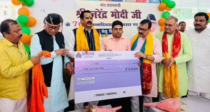 शिविर में पहुंचे भाजपा नेता।