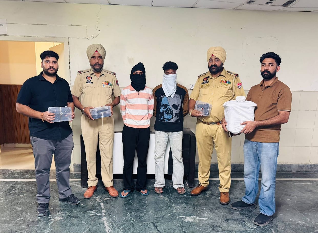 Two smugglers arrested with 7.75 kg heroin and four pistols