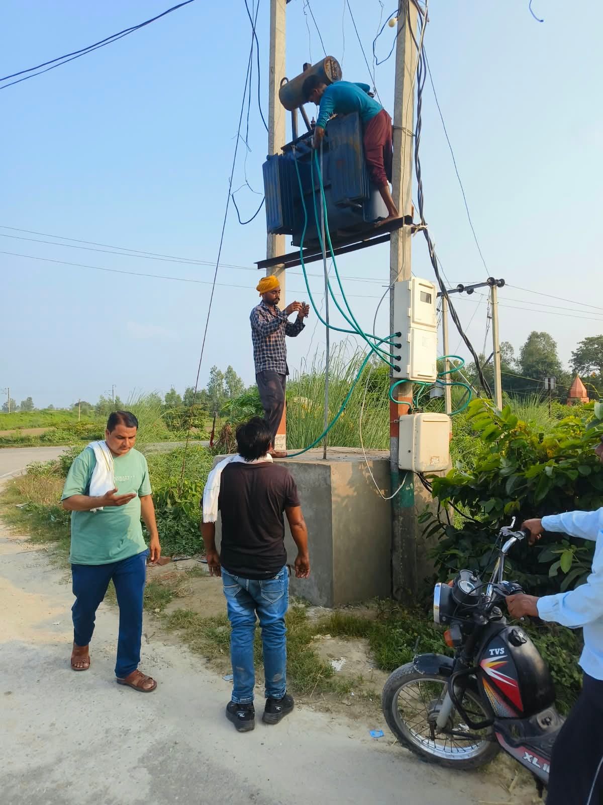 दौलतपुर हाईवे के पास लाइन पर काम करते कर्मचारी। स्रोत: बिजली निगम