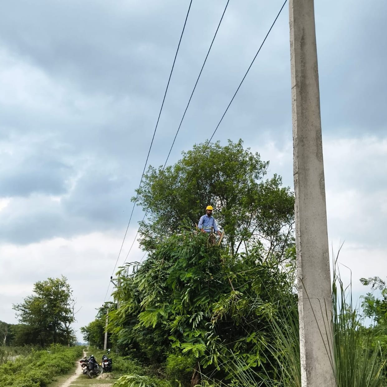 Power supply disrupted for 8 to 10 hours; population of 1.5 lakh left in distress.