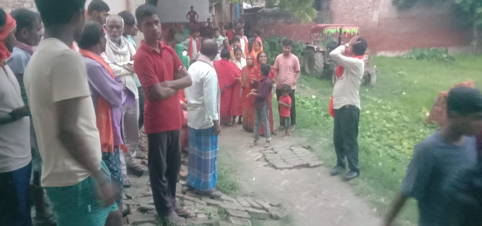 उभांव थाना क्षेत्र के करनी गांव में मृतक उमेश चौरसिया के शव पहुंचने के बाद रोते-बिलखते परिजन। ज