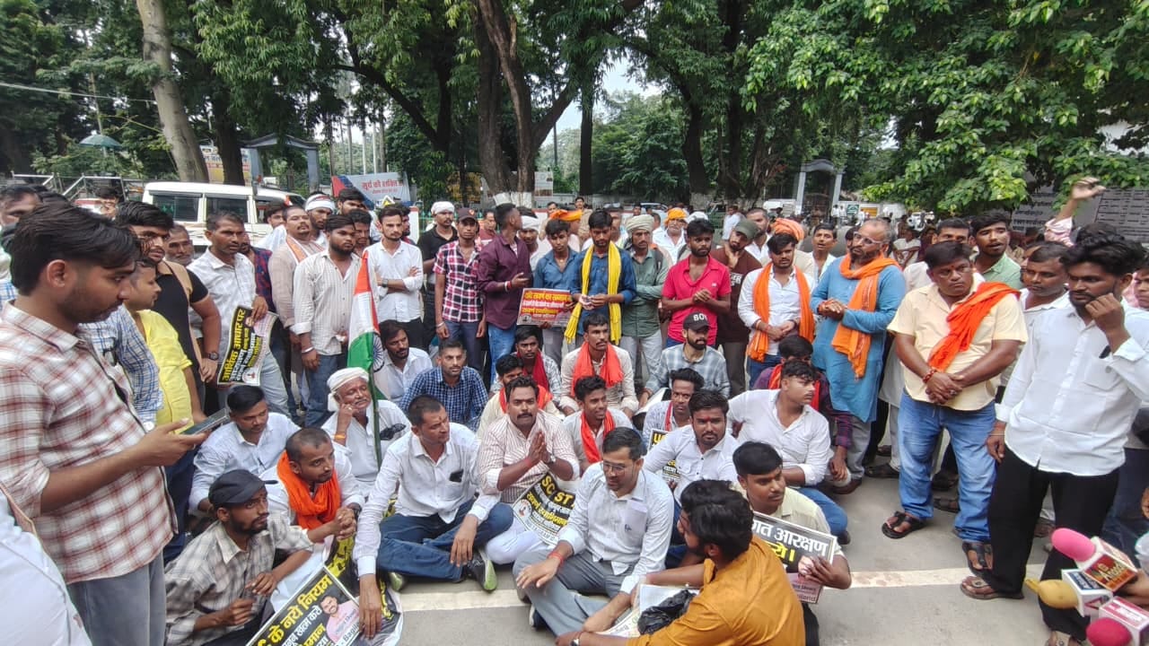 विभिन्न मांगों को लेकर कलेक्ट्रेट परिसर में धरना पर बैठे सवर्ण समाज के युवा। संवाद