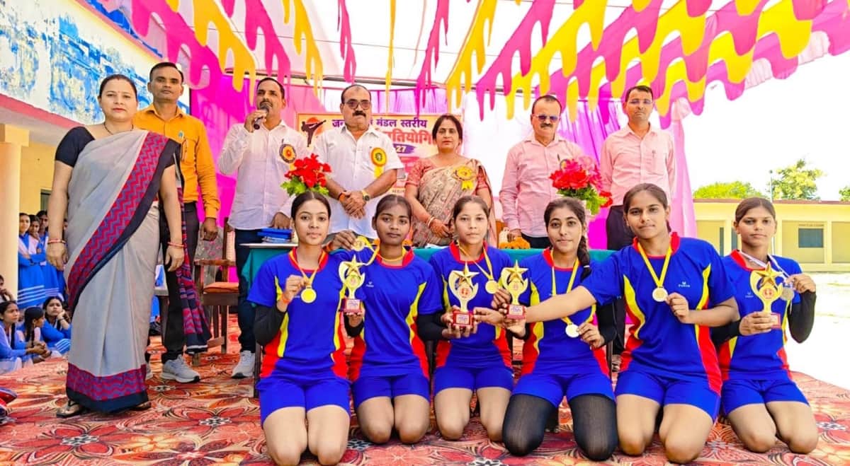 विजेता खिलाड़ियों के साथ आयोजक व मुख्य अतिथि स्रोत कॉलेज प्रबंधन