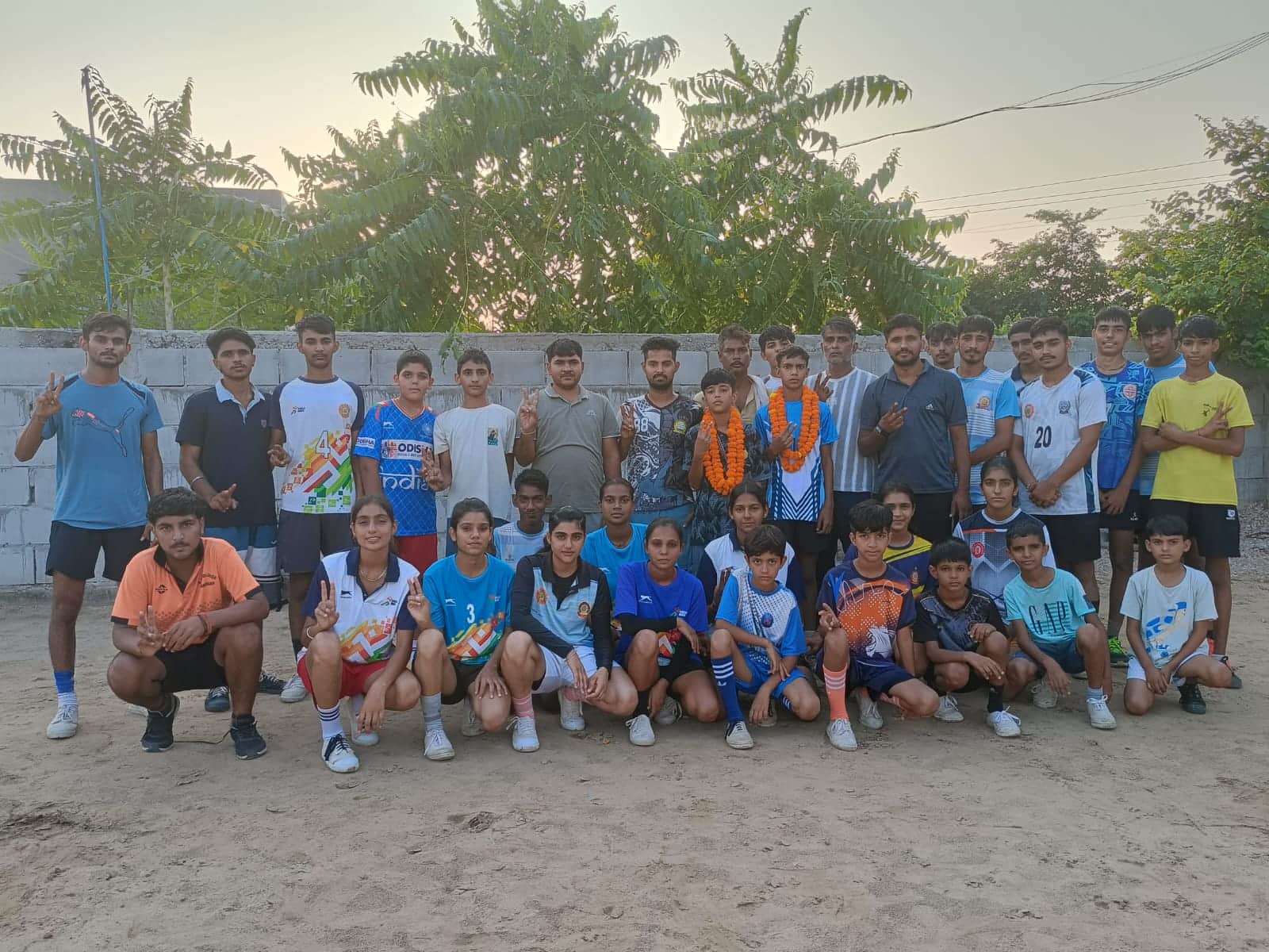 विजेता खिलाड़ियों को सम्मानित करते हुए। 